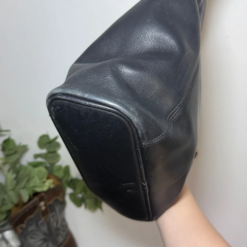 Vintage Coach Black Leather Shoulder Bag Classic Minimalist Crossbody Purse